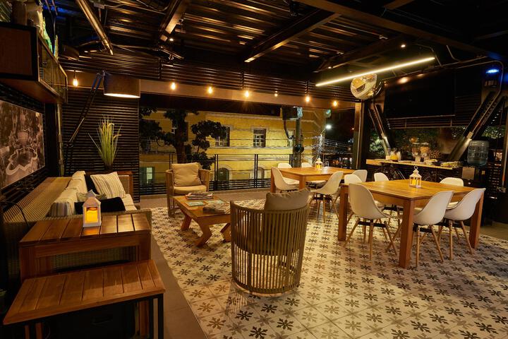 Lounge 6 of 43