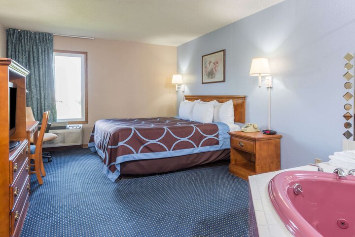 1 King Bed (4 of 9)