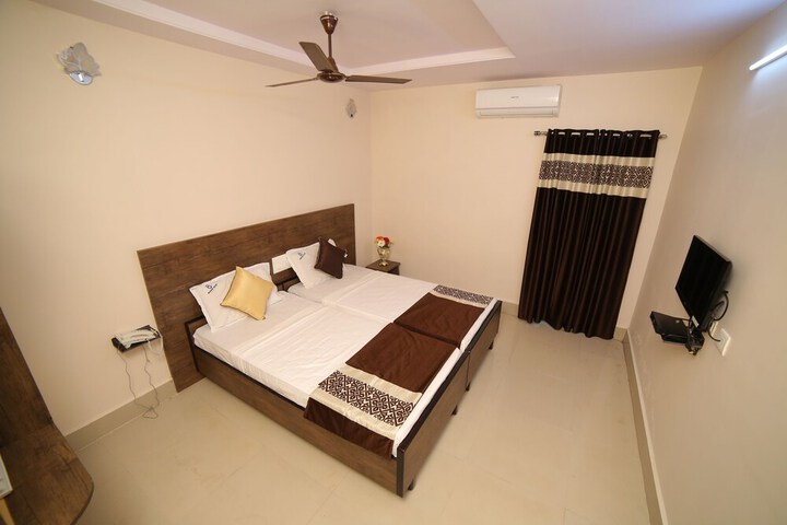 Room 11 of 24