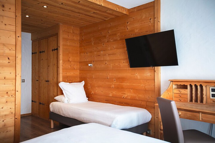 Room 15 of 48