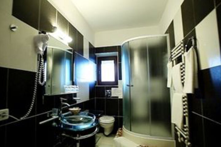 Room 3 of 35