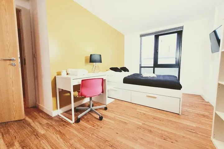 Room 5 of 17