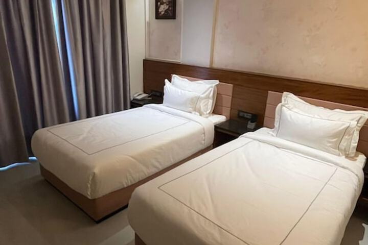 Room 9 of 25