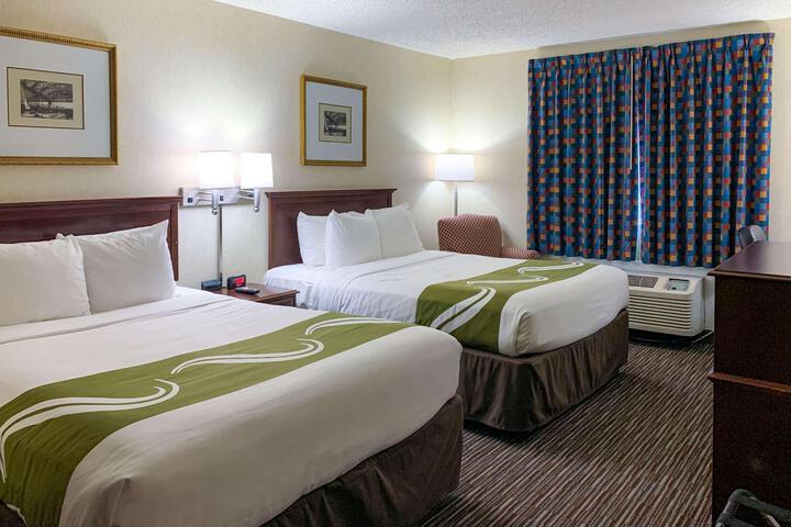 1 Queen Bed (3 of 12)