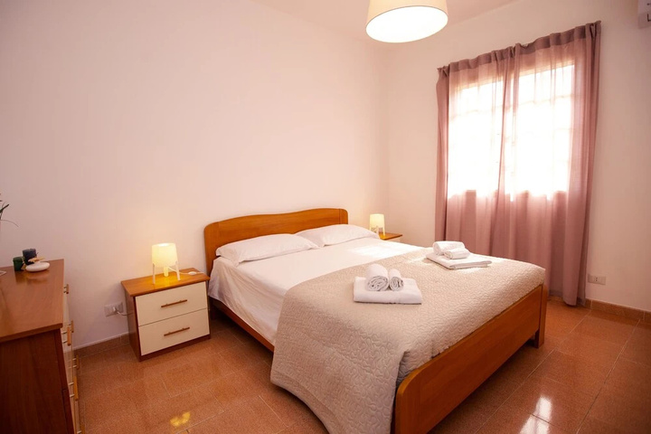 Room 4 of 16
