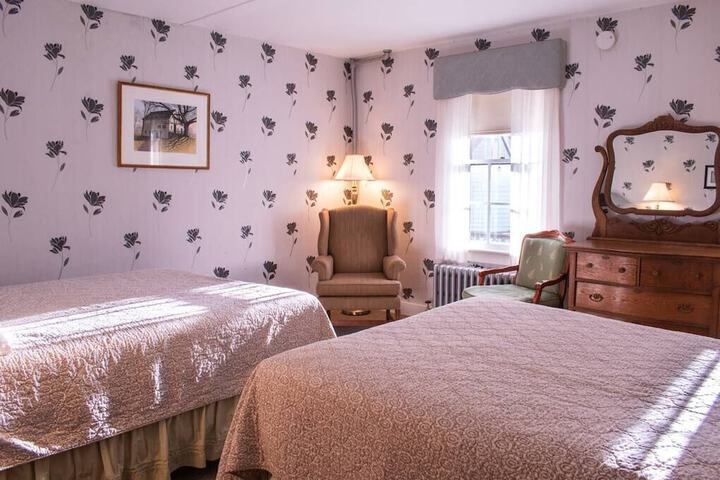 Classic Queen Bed (8 of 15)