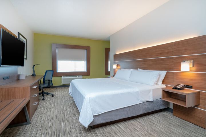 1 King Bed (5 of 5)