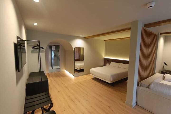 Room 17 of 27