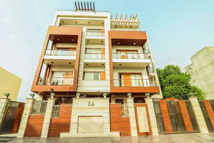 HOTEL PLATINUM PALACE NEAR MEDANTA HOSPITAL SECTOR 38