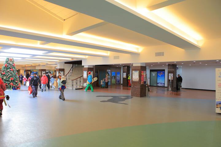 Check-in/check-out kiosk