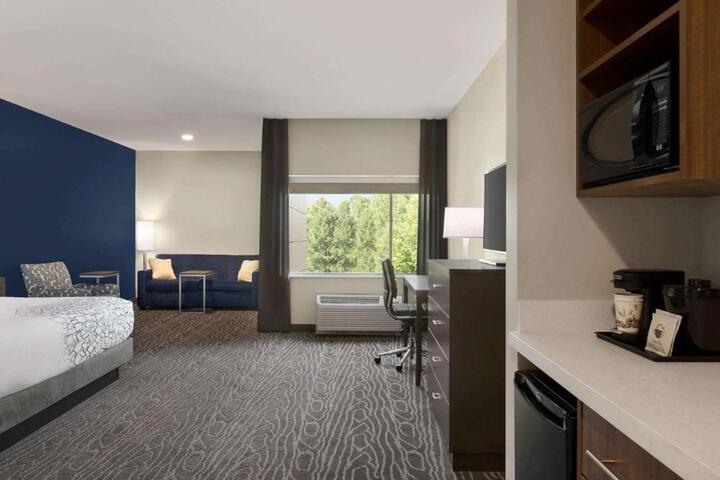 1 King Bed Mobility Accessible (18 of 23)