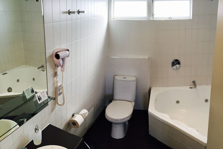 Room 32 of 43