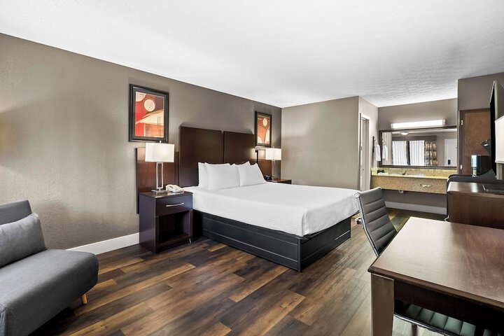 1 King Bed High Speed Internet Accessible Coffee Maker, Hairdryer Iron and Ironing Board Full Breakfast (6 of 8)