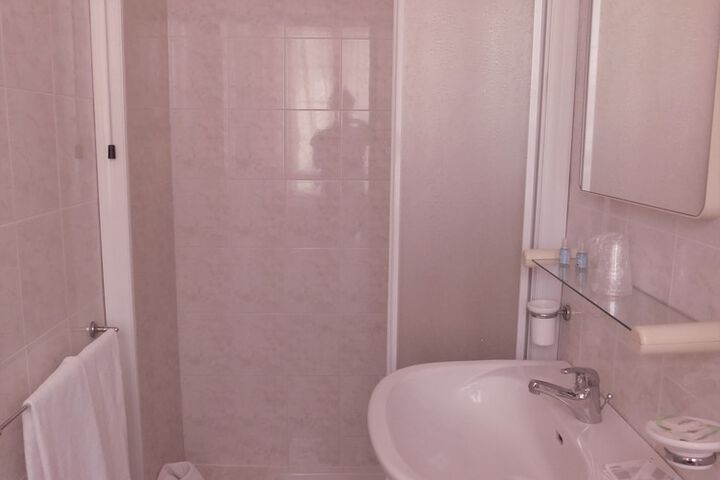 Room 13 of 28
