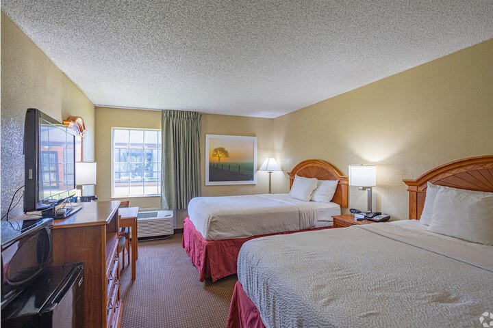 2 Queen Beds (5 of 6)