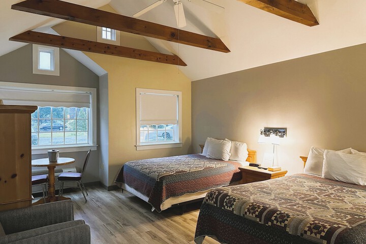 2 Queen Beds Not Pet Friendly (10 of 15)