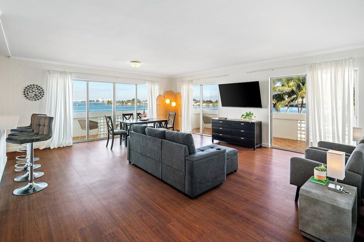 Suite 1 Bedroom Balcony Bay View King (15 of 19)