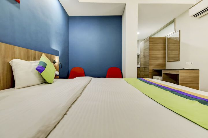 Room 10 of 32