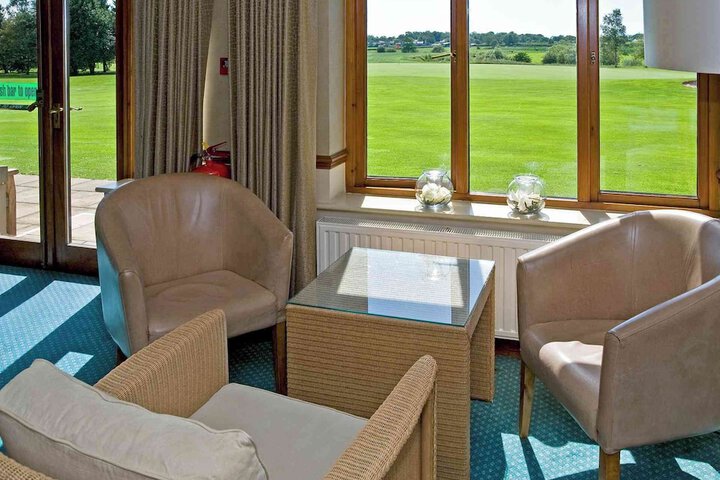Lounge 52 of 73