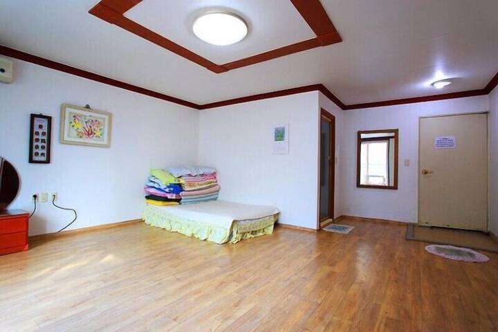 Room 9 of 28