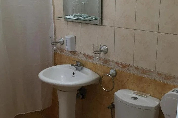 Room 7 of 12