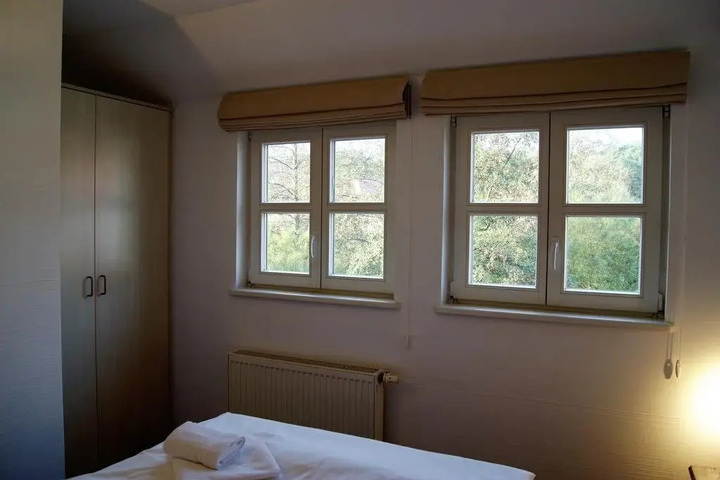 Room 4 of 12