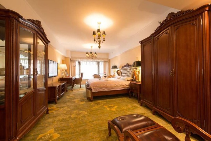 Room 13 of 32