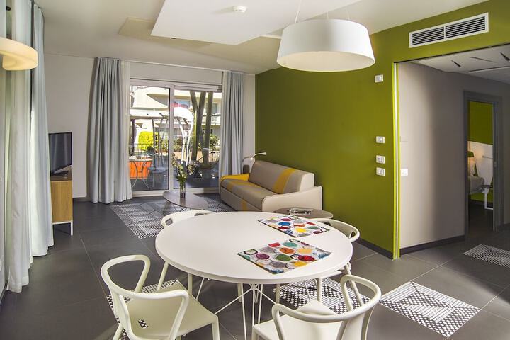 Room 10 of 33