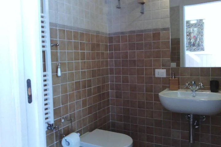 Room 4 of 8