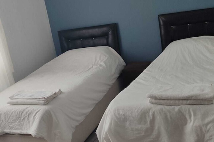 Room 4 of 9