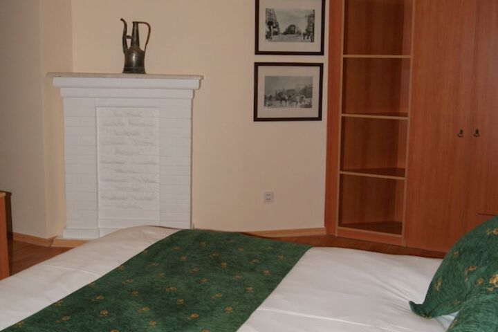Room 5 of 79