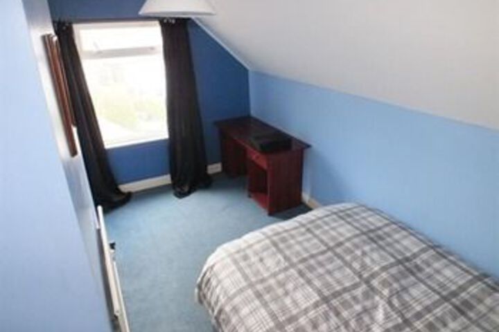 Room 4 of 8