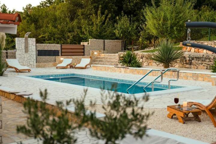 Pool 22 of 41