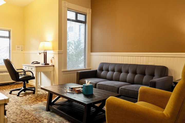 Deluxe Queen Bed (7 of 28)
