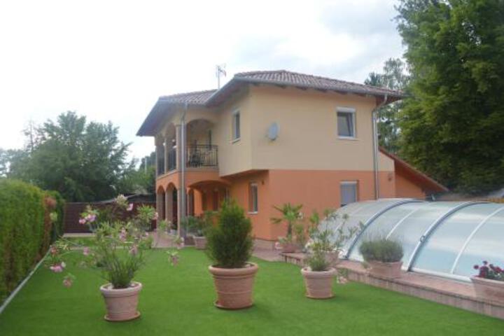 Granada Medencés Apartmanház