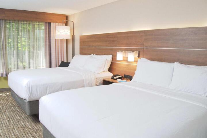 2 Queen Beds (4 of 5)