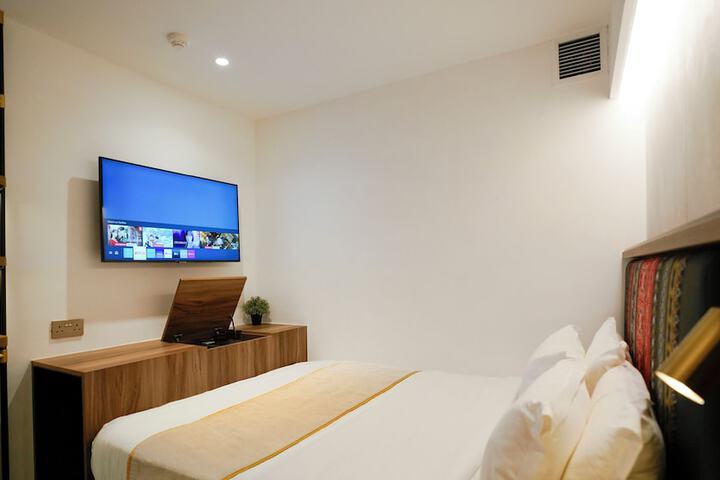 Room 8 of 35