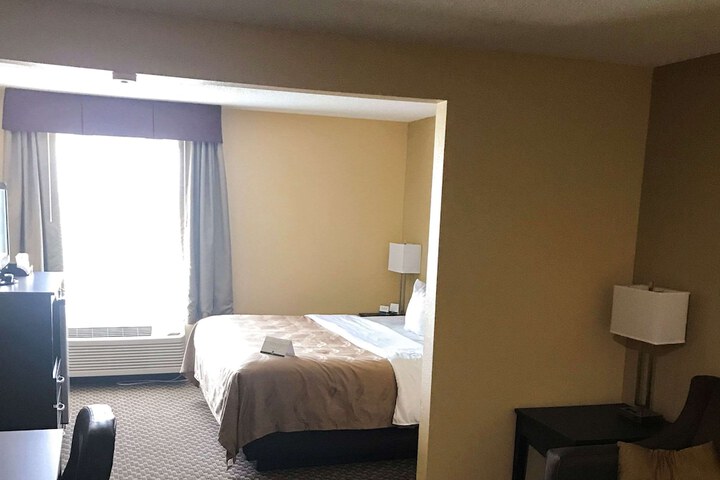 1 King Bed (3 of 7)