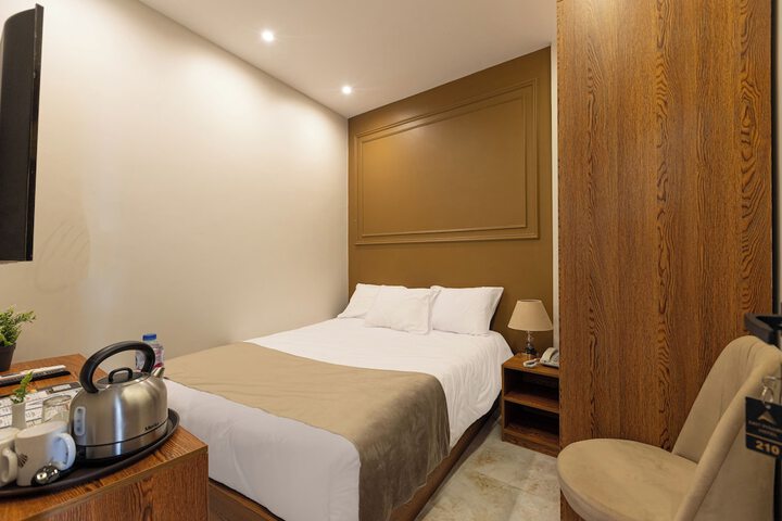 Room 8 of 74