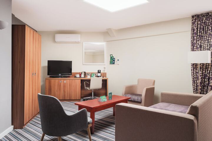 Room 27 of 71