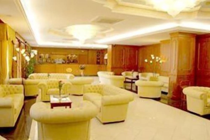 Lounge 8 of 14
