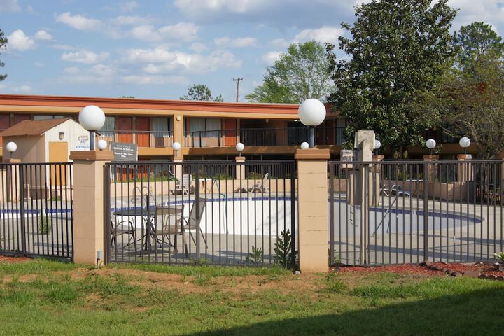 Hotel Exterior 75 of 101