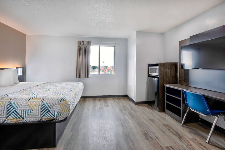 1 King Bed (3 of 10)