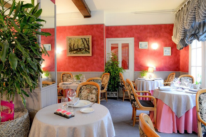 Dining 16 of 23