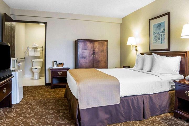 1 Queen Bed (5 of 14)