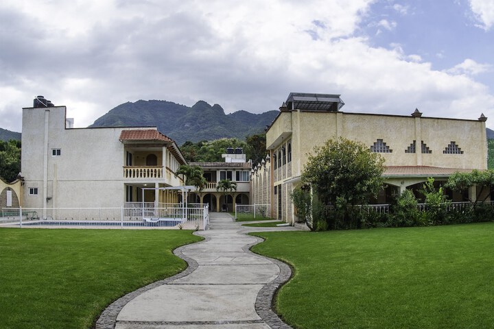 Hotel Exterior 50 of 54