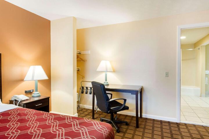1 Queen Bed (10 of 46)