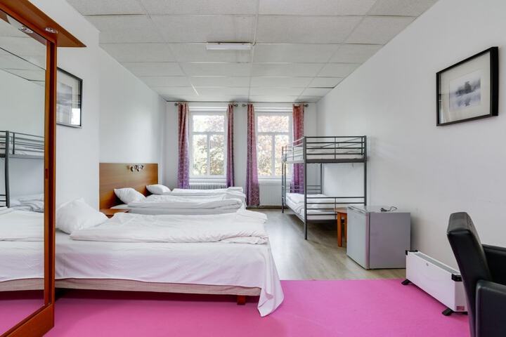 Room 9 of 33