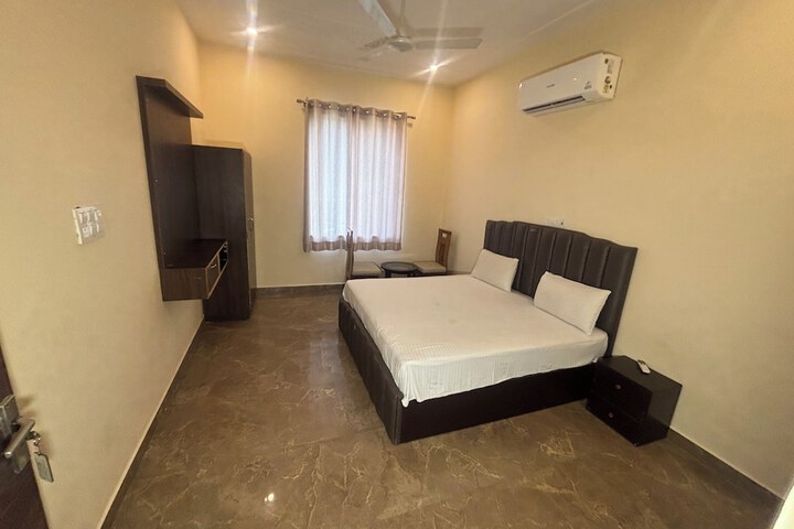 Room 6 of 73