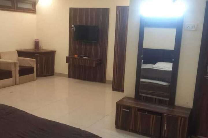 Room 9 of 33